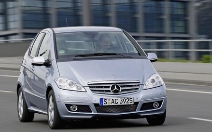 W przypadku przedstawicieli segmentu C prym wiedzie Mercedes Klasy A. Niemiecki model uzyskał wynik 