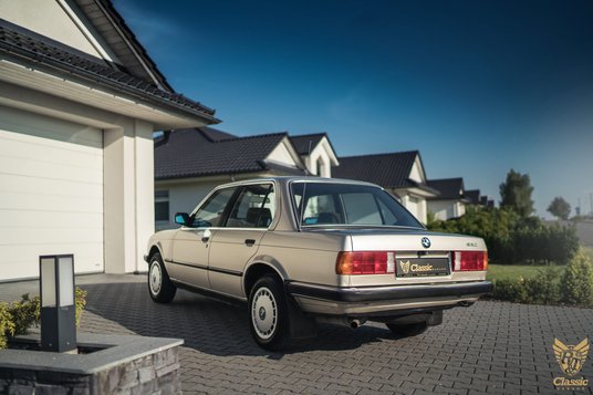 Blisko 40-letni samochód jest w świetnym stanie mechanicznym i blacharskim.