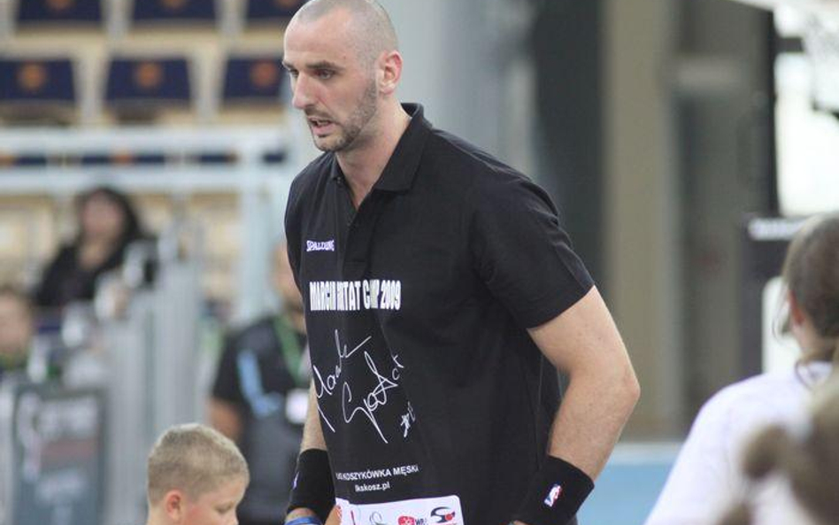 Marcin Gortat przybliżał dziś tajniki koszykówki dzieciom w Łodzi