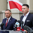 Prezes NIK Marian Banaś i lider Konfederacji Sławomir Mentzen podczas wystąpienia przed siedzibą Naj