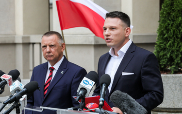 Prezes NIK Marian Banaś i lider Konfederacji Sławomir Mentzen podczas wystąpienia przed siedzibą Naj