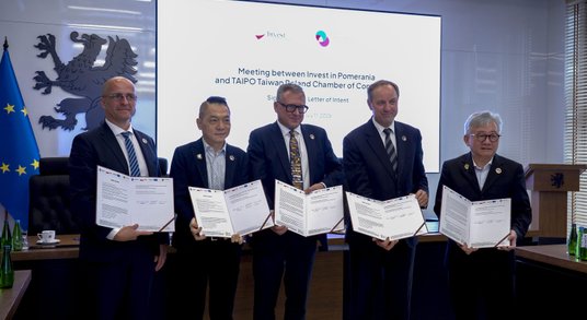 Podpisanie memorandum o współpracy między TAIPO i Agencją Rozwoju Pomorza (ARP). Od lewej: Piotr Cie