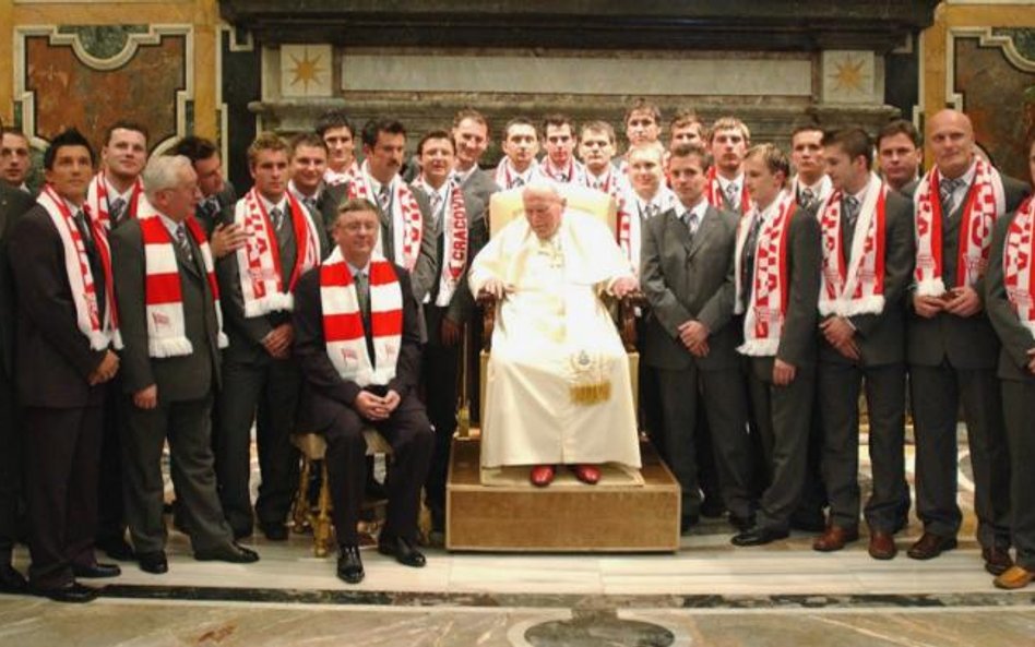Piłkarze Cracovii i jej właściciel prof. Janusz Filipiak na audiencji u Jana Pawła II w styczniu 200
