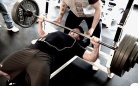 Rywalizacja w wyciskaniu sztangi to jedna z najbardziej rozpoznawalnych konkurencji w świecie fitnes