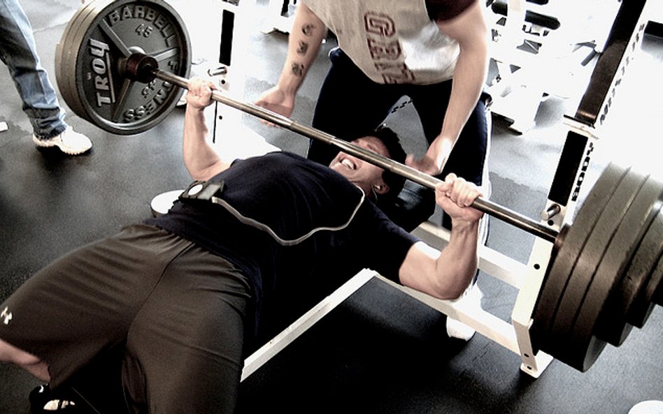 Rywalizacja w wyciskaniu sztangi to jedna z najbardziej rozpoznawalnych konkurencji w świecie fitnes