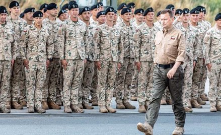 Minister Błaszczak deklaruje, że armia będzie większa, tymczasem w poprzednim roku z wojska odeszło 