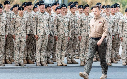 Minister Błaszczak deklaruje, że armia będzie większa, tymczasem w poprzednim roku z wojska odeszło 