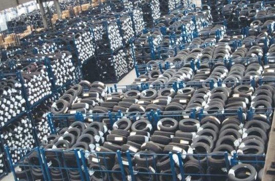 Magazyn Oponeo.pl, notowanej na GPW firmy od lat handlującej oponami i felgami przez internet.