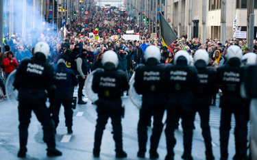Bruksela, protest przeciw ograniczeniom praw obywatelskich wprowadzanym przez władze w związku z kor