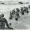 Amerykańska piechota morska ląduje na Okinawie, 1 kwietnia 1945 r.