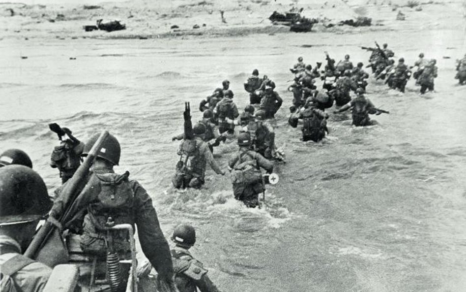 Amerykańska piechota morska ląduje na Okinawie, 1 kwietnia 1945 r.