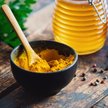 Miód i kurkuma - z tych składników można samodzielnie wyprodukować naturalny antybiotyk.