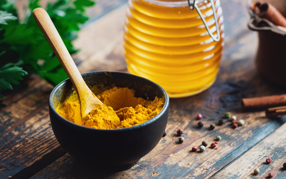 Miód i kurkuma - z tych składników można samodzielnie wyprodukować naturalny antybiotyk.