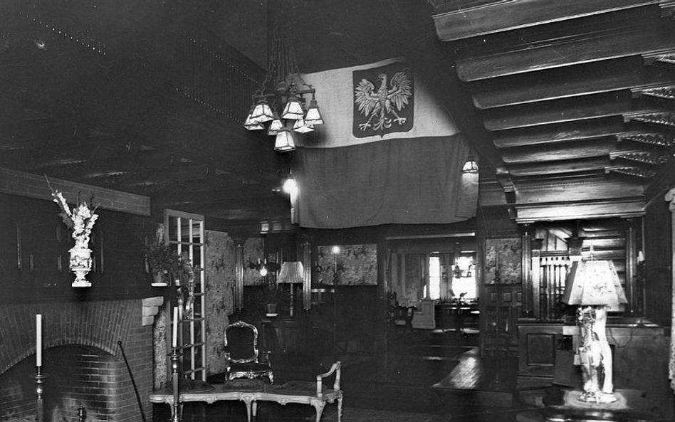 Salon reprezentacyjny w gmachu Konsulatu Generalnego RP w Buffalo w 1932 roku. W głębi widoczny gabi