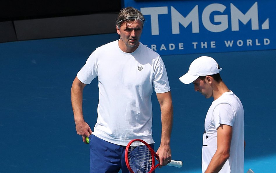 Novak Djoković (z prawej) i Goran Ivanisević podczas wtorkowego treningu na korcie w Melbourne