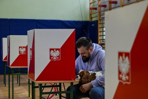 Mężczyzna oddaje głos w wyborach prezydenckich