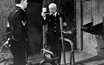 Wiaczesław Tichonow w roli agenta Stirlitza (po lewej) w radzieckim filmie „Siedemnaście mgnień wios