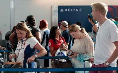 Delta ratuje twarz przed pasażerami