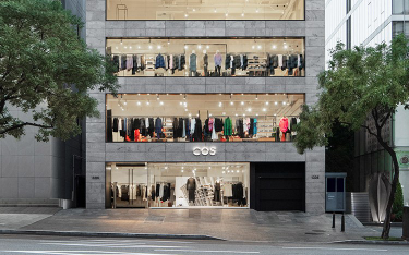 Sieć sklepów COS wypuściła nową kolekcję z niesprzedanych ubrań