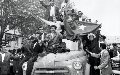 Po zamachu stanu 27 maja 1960 r. mieszkańcy Ankary świętują pierwsze posiedzenie nowego rządu po oba