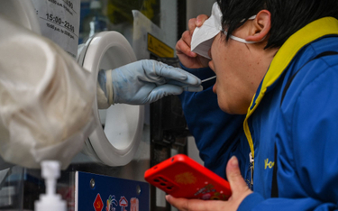 Pobranie próbki do testu na obecność koronawirusa w Szanghaju