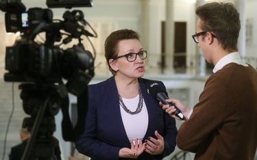 Minister edukacji narodowej Anna Zalewska rozmawia z dziennikarzem w Sejmie