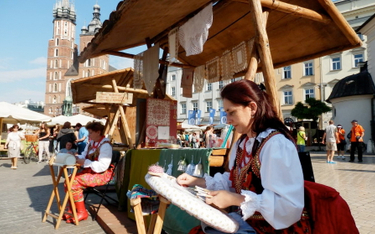 Krakowskie koronczarki kultywują tradycję misternej koronki klockowej
