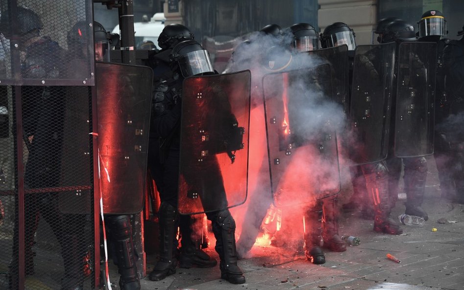 Starcia na ulicach Paryża. Policja użyła gazu łzawiącego