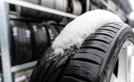 Używanie zimą opon całorocznych oznaczonych symbolem M+S w niektórych krajach może oznaczać mandat