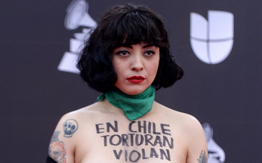 Piosenkarka z Chile pokazała piersi. Protest polityczny