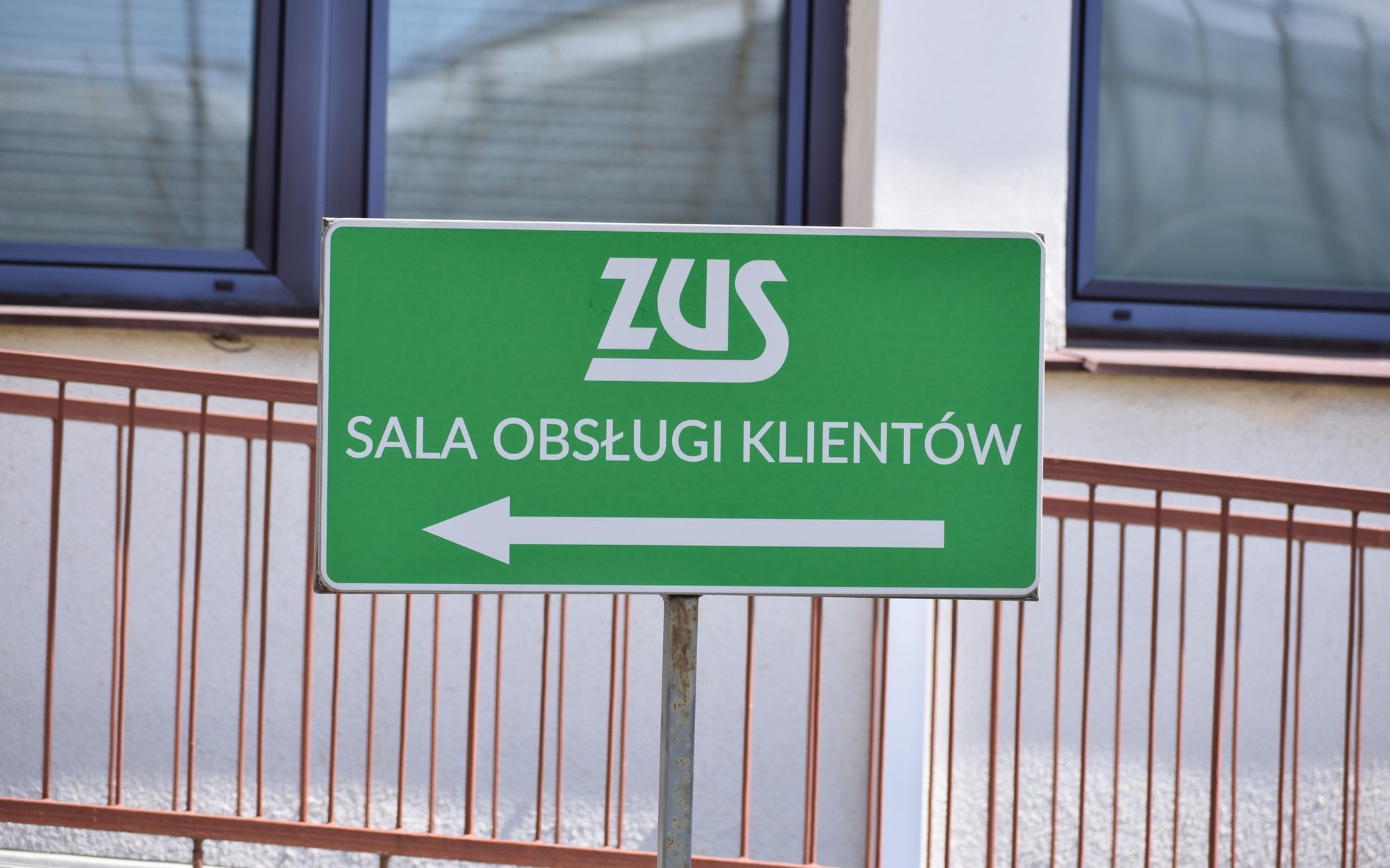 Renta rodzinna czy własna emerytura? ZUS wyjaśnia, co się bardziej opłaca
