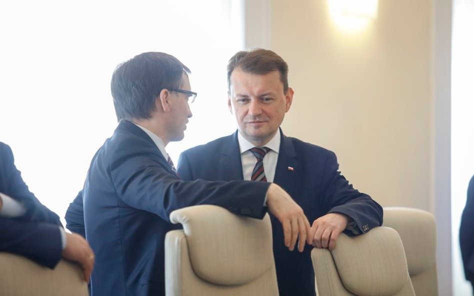 Pawłowicz pyta MON o "wyjście wojska z koszar po porażce PO"