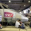 Pasażerowie czekający na pociąg na stacji Montparnasse w Paryżu, przy której doszło w piątek do poża