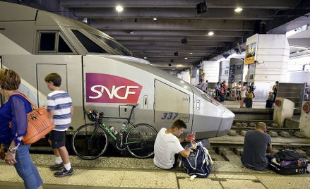 Pasażerowie czekający na pociąg na stacji Montparnasse w Paryżu, przy której doszło w piątek do poża