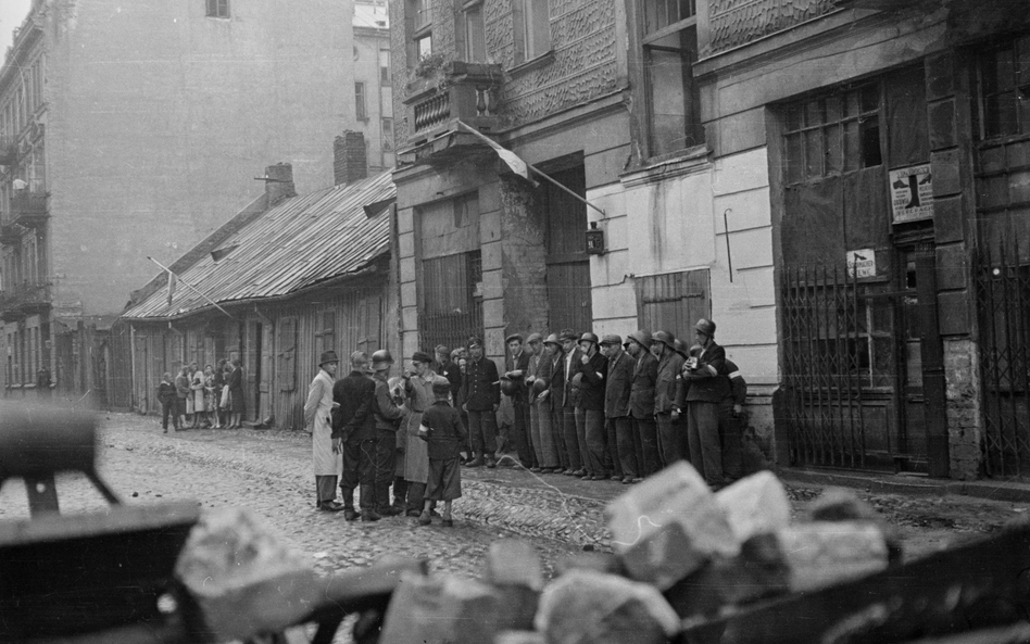 Zbiórka oddziału przy ul. Pańskiej 105 na Woli, w pobliżu dzisiejszej siedziby „Rzeczpospolitej”