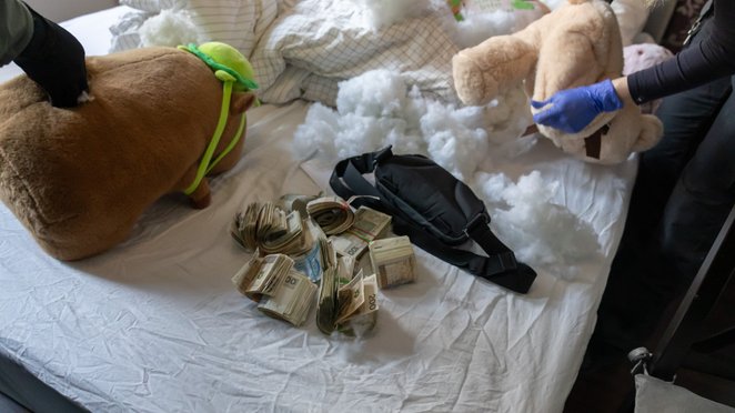 Podczas przeszukań zabezpieczono znaczną kwotę pieniędzy w różnych walutach, przekraczającą 350 tys.