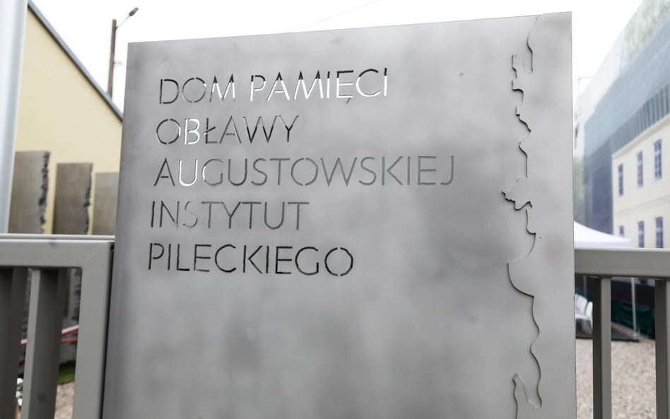 Zdjęcie z uroczystości wmurowania kamienia węgielnego pod budowę Domu Pamięci Obławy Augustowskiej I