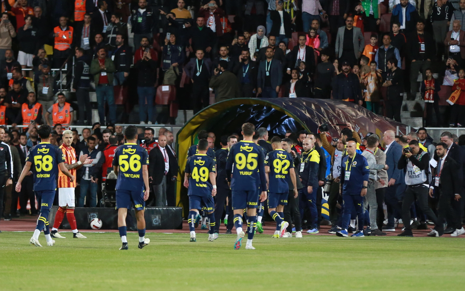 Zawodnicy Fenerbahce opuszczający boisko