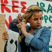Irańska imigrantka obcina włosy w czasie protestu zorganizowanego w Grecji