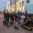 Uciekinierzy z Chersonia na stacji kolejowej w mieście Dżankoj na okupowanym Krymie