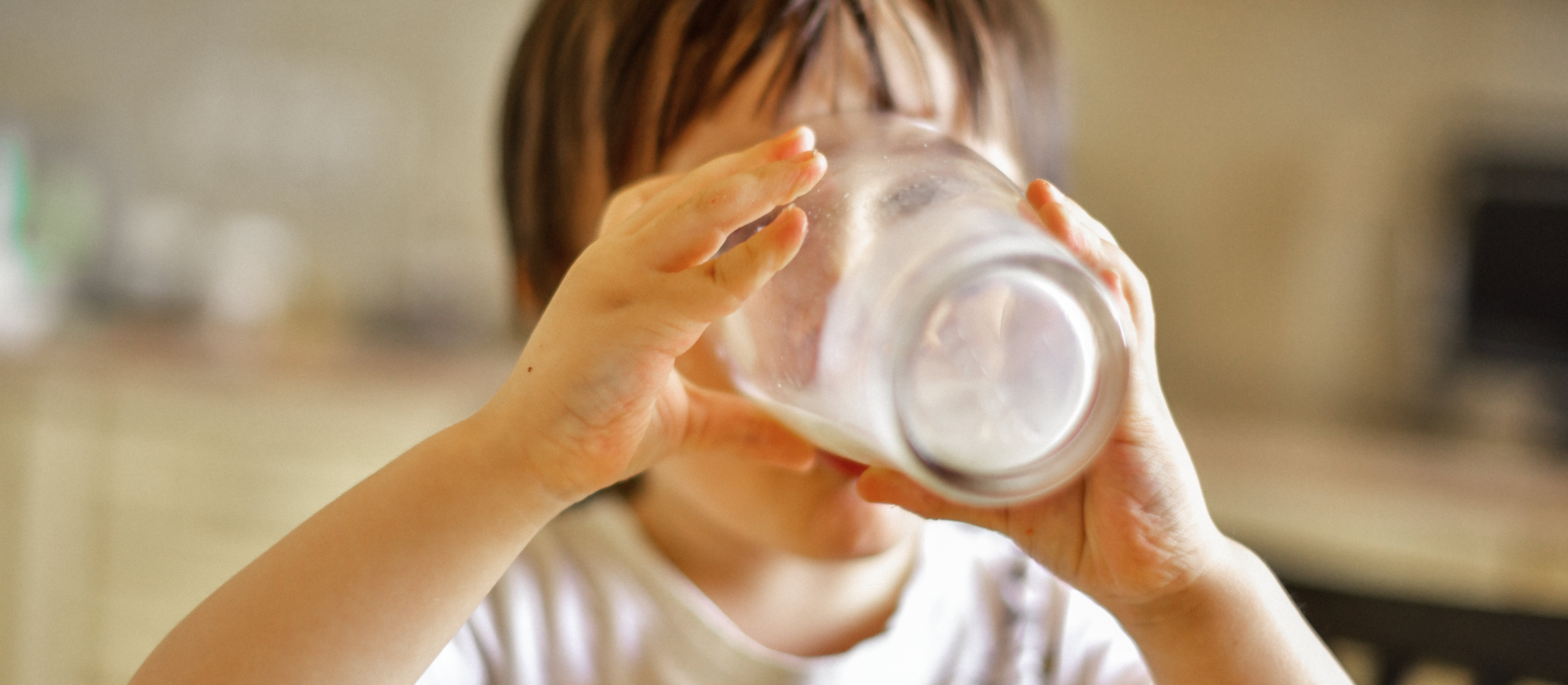 Chude mleko sprzyja otyłości u dzieci. Wyniki badań z Kanady