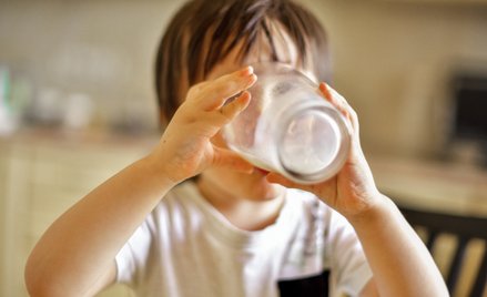 Pełnotłuste mleko może być elementem zdrowej diety u dzieci, dowodzą naukowcy