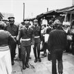 Patrol Wojskowej Służby Wewnętrznej w akcji, stołeczny bazar Różyckiego, sierpień 1981 r.