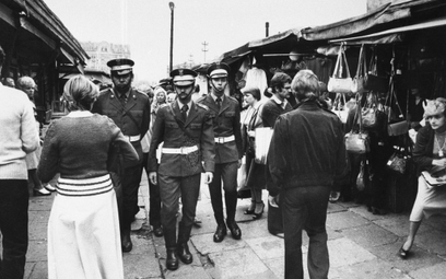 Patrol Wojskowej Służby Wewnętrznej w akcji, stołeczny bazar Różyckiego, sierpień 1981 r.
