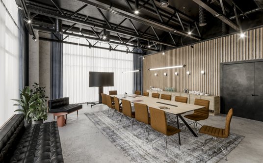 Wystrój hotelu (na zdjęciu sala konferencyjna) nawiązuje do postindustrialnego charakteru miejsca