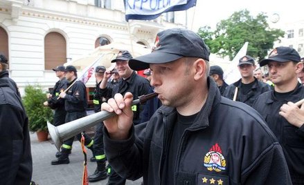 Służby mundurowe gwiżdżą i chcą podwyżek