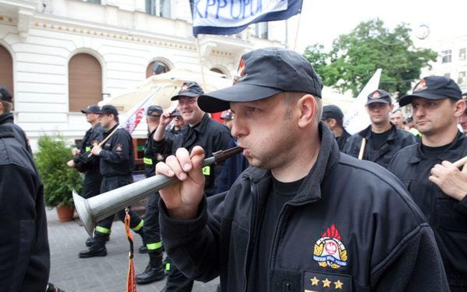 Służby mundurowe gwiżdżą i chcą podwyżek