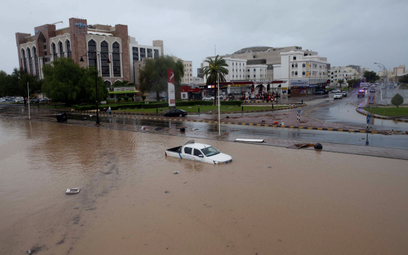 Ofiary śmiertelne, zalane ulice. Cyklon tropikalny Shaheen uderzył w Oman