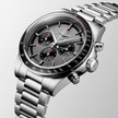 Longines Conquest Chrono Ski Edition wyróżnia się między innymi antracytową tarczą z czerwonymi akce