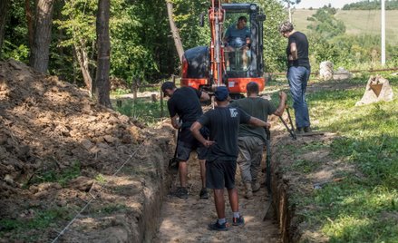 Wieś Puźniki w obwodzie tarnopolskim na zachodzie Ukrainy. Prace przygotowawcze przed pochówkiem szc